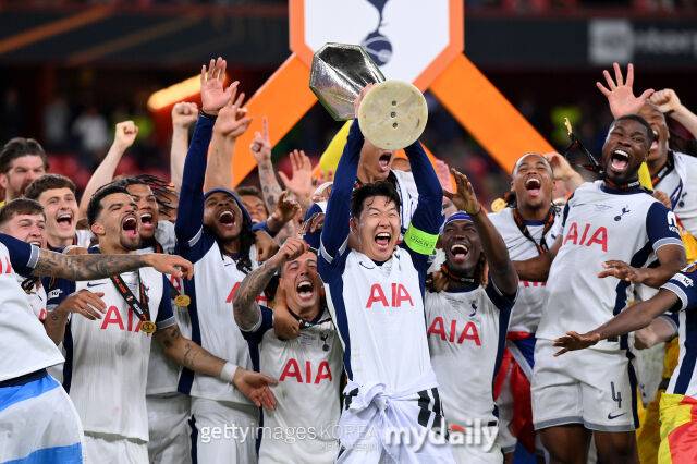 손흥민, 호날두 또 제쳤다…아시아 발롱도르 통산 10번째 수상