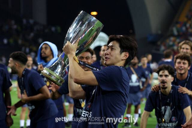 손흥민, 호날두 또 제쳤다…아시아 발롱도르 통산 10번째 수상