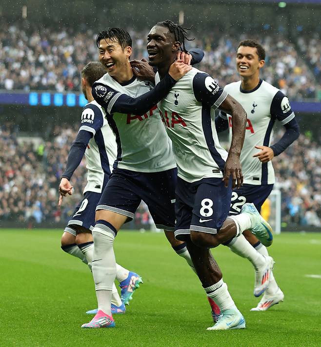 ‘충격’ 부상 복귀전서 ‘살인태클’ 당해 실려 나갔다…‘손흥민 떠나자 눈물 왈칵’ 비수마, 장기간 이탈 가능성