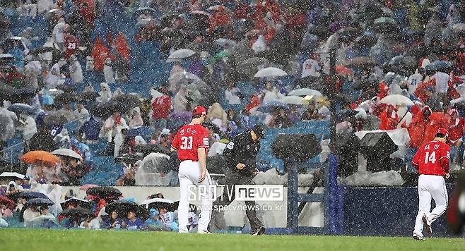 SSG 에이스는 한국에서 마지막 공을 던졌을까… 하필이면 이런 초라한 모습으로 퇴장 위기라니