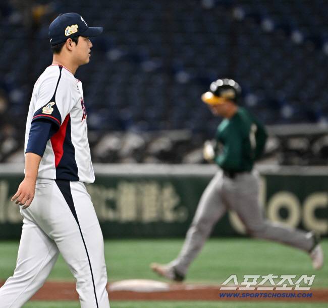 '문동주에 홈런' 호주 거포, 이미 7월에 '3주 합숙'했다.. 규정 문제 없나 → KBO와 두산 입장은