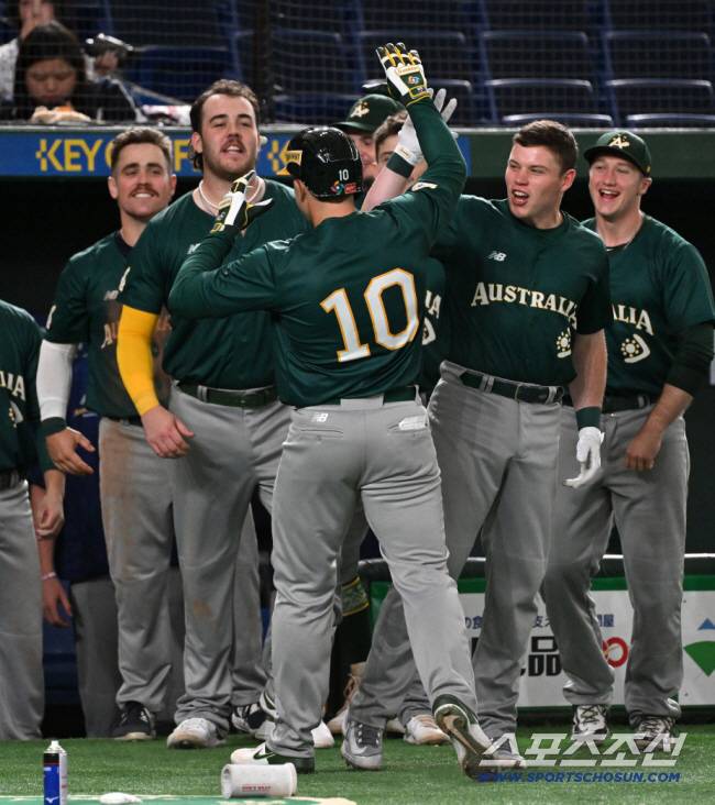 '문동주에 홈런' 호주 거포, 이미 7월에 '3주 합숙'했다.. 규정 문제 없나 → KBO와 두산 입장은