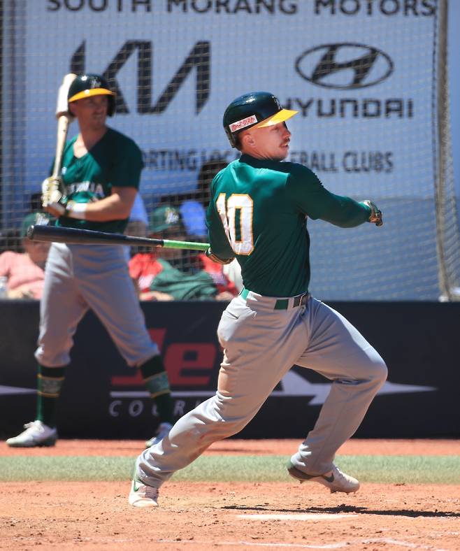 '문동주에 홈런' 호주 거포, 이미 7월에 '3주 합숙'했다.. 규정 문제 없나 → KBO와 두산 입장은