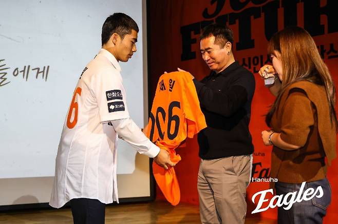 한화 신인들, 눈물의 입단식