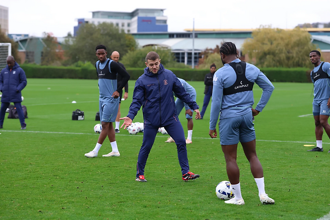 ‘오피셜’ 공식발표 떴다, 33세에 첫 프로 사령탑 부임한 ‘비운의 천재’…英 3부 루턴 타운 지휘봉 잡은 윌셔, “큰 영광이자 특권, 정말 기대돼”
