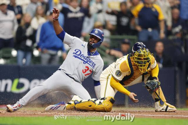 적시타가 더블플레이가 되다니…'모두가 멘붕' 대혼란의 4회초, 다저스-밀워키 맞대결에서 무슨일이?