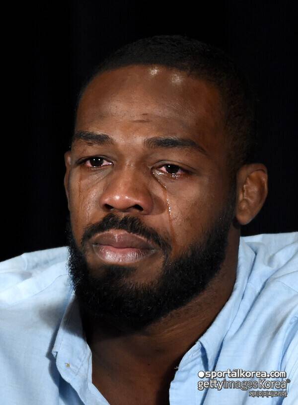 '약물·음주 운전·뺑소니 논란' 딛고 복귀→갑작스러운 친형 사망 소식...'UFC 스타' 존 존스, 비극 속에도 조카에게 위로