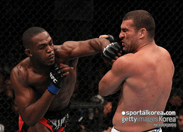 '약물·음주 운전·뺑소니 논란' 딛고 복귀→갑작스러운 친형 사망 소식...'UFC 스타' 존 존스, 비극 속에도 조카에게 위로