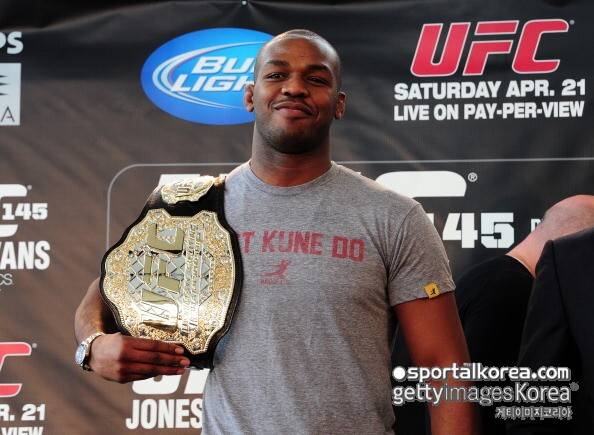 '약물·음주 운전·뺑소니 논란' 딛고 복귀→갑작스러운 친형 사망 소식...'UFC 스타' 존 존스, 비극 속에도 조카에게 위로