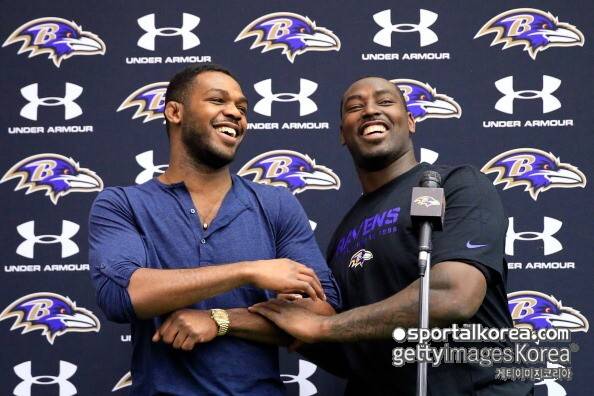 '약물·음주 운전·뺑소니 논란' 딛고 복귀→갑작스러운 친형 사망 소식...'UFC 스타' 존 존스, 비극 속에도 조카에게 위로