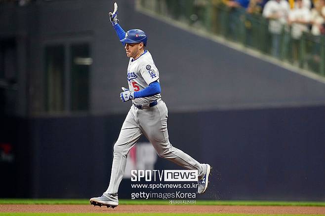 다저스 9회 2사 만루 위기 극적 탈출…스넬 8이닝 10K 완벽투, NLCS 먼저 1승 따냈다