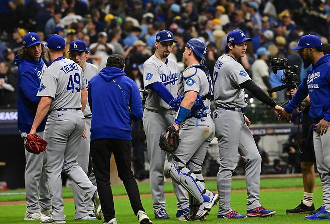 “맞으면 동점인데 그걸 피해?” 투랑의 역대급 본헤드 플레이에 다저스 2-1 신승…‘빅게임 피처’ 스넬 8이닝 10K 무실점 완벽투, 사사키는 PS 첫 실점 [NLCS 1차전]