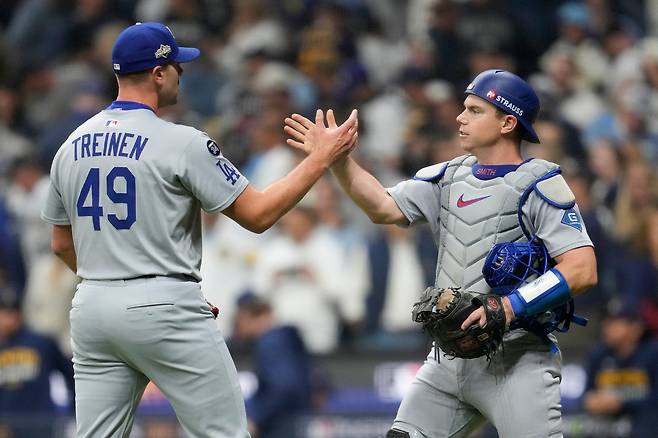 “맞으면 동점인데 그걸 피해?” 투랑의 역대급 본헤드 플레이에 다저스 2-1 신승…‘빅게임 피처’ 스넬 8이닝 10K 무실점 완벽투, 사사키는 PS 첫 실점 [NLCS 1차전]