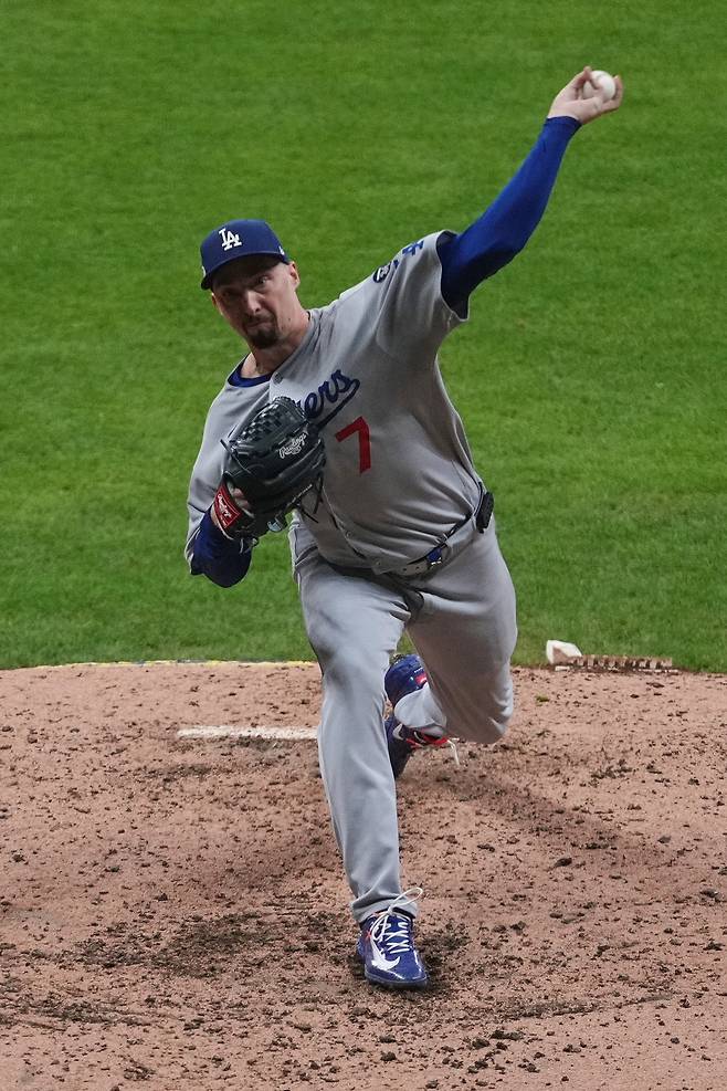“맞으면 동점인데 그걸 피해?” 투랑의 역대급 본헤드 플레이에 다저스 2-1 신승…‘빅게임 피처’ 스넬 8이닝 10K 무실점 완벽투, 사사키는 PS 첫 실점 [NLCS 1차전]