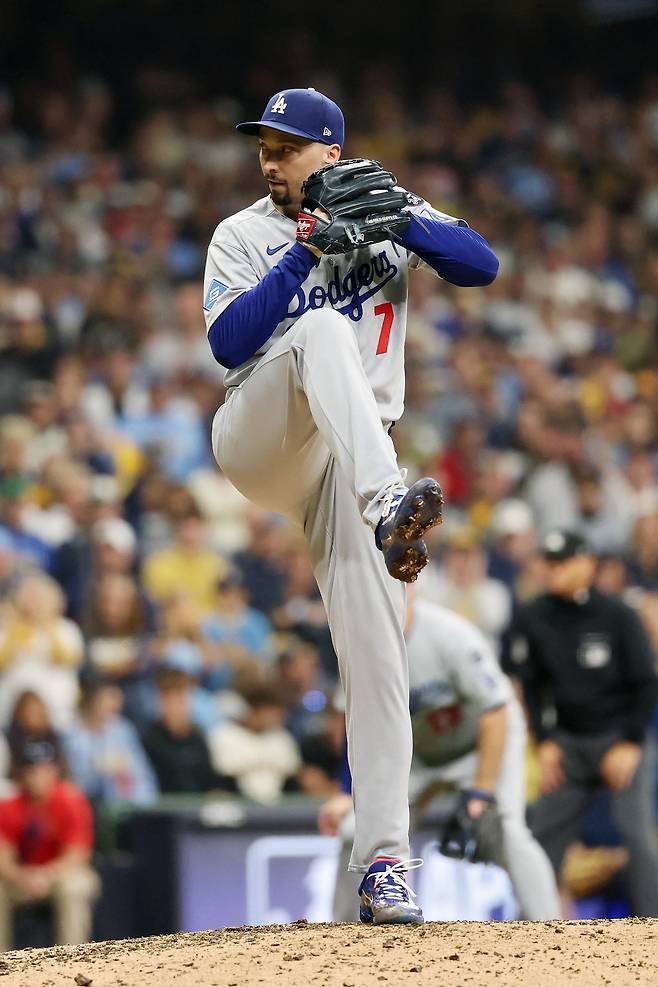 “맞으면 동점인데 그걸 피해?” 투랑의 역대급 본헤드 플레이에 다저스 2-1 신승…‘빅게임 피처’ 스넬 8이닝 10K 무실점 완벽투, 사사키는 PS 첫 실점 [NLCS 1차전]