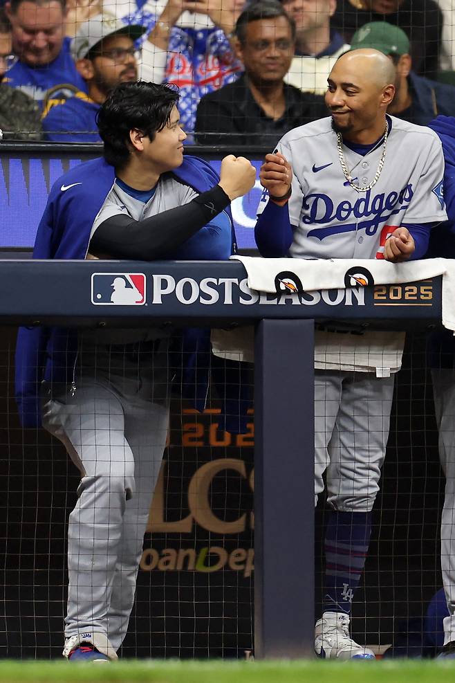 “맞으면 동점인데 그걸 피해?” 투랑의 역대급 본헤드 플레이에 다저스 2-1 신승…‘빅게임 피처’ 스넬 8이닝 10K 무실점 완벽투, 사사키는 PS 첫 실점 [NLCS 1차전]