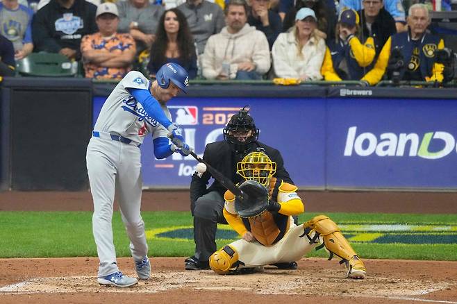 “맞으면 동점인데 그걸 피해?” 투랑의 역대급 본헤드 플레이에 다저스 2-1 신승…‘빅게임 피처’ 스넬 8이닝 10K 무실점 완벽투, 사사키는 PS 첫 실점 [NLCS 1차전]