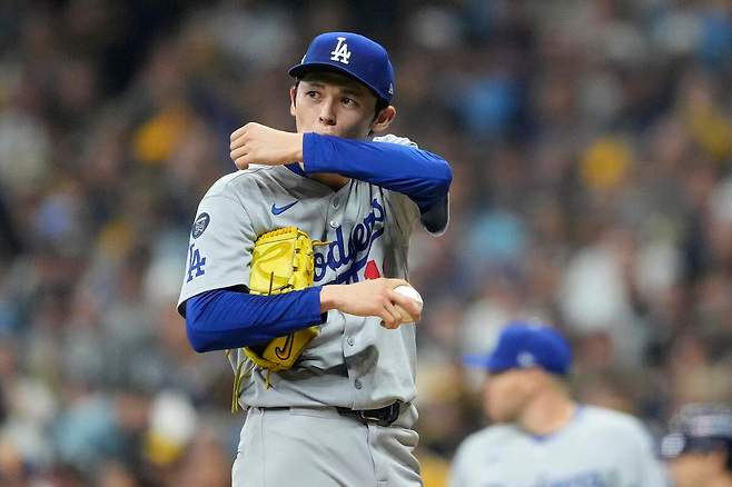 “맞으면 동점인데 그걸 피해?” 투랑의 역대급 본헤드 플레이에 다저스 2-1 신승…‘빅게임 피처’ 스넬 8이닝 10K 무실점 완벽투, 사사키는 PS 첫 실점 [NLCS 1차전]
