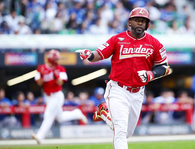 ‘팔을 왜 들이대나’ SSG 중심타선, 지금 상태로는 ‘치명타’만 계속 쌓일 뿐 [준PO]