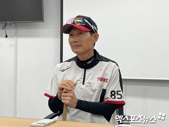 '유튜브도 나가면 안 되는데' LG, 한화와 달리 외부 연습경기 없는 이유…