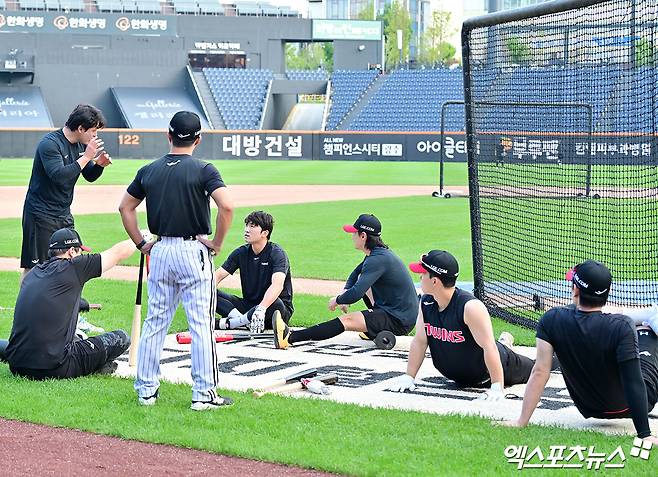'유튜브도 나가면 안 되는데' LG, 한화와 달리 외부 연습경기 없는 이유…
