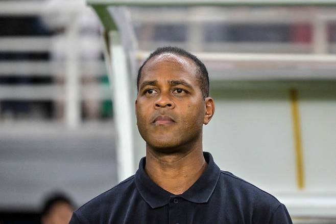 클린스만보다 더 최악...신태용 '파격 경질' 후임 클라위베르트, 월드컵 탈락 후 집으로 도망→항의 시위 폭발