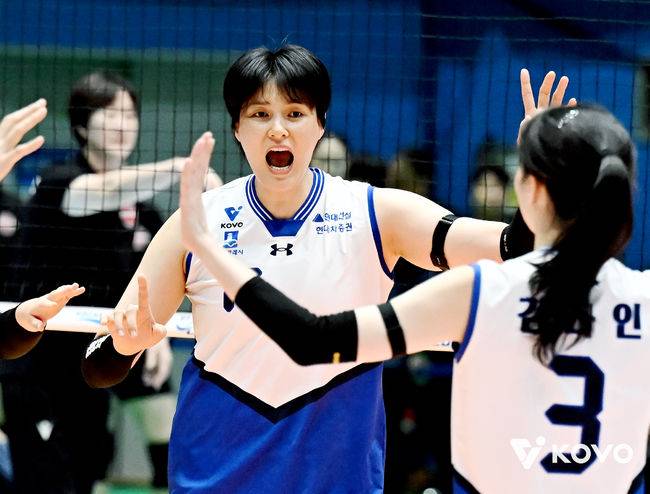 '5kg 감량' 왕조 에이스 이 악물었다...34세 트레이드 이적, 김희진 부활할까