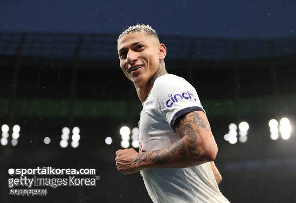 한국전 종료 후 '쏘니와 진한 포옹' 히샬리송 결국 손흥민 따라 미국 향하나?...