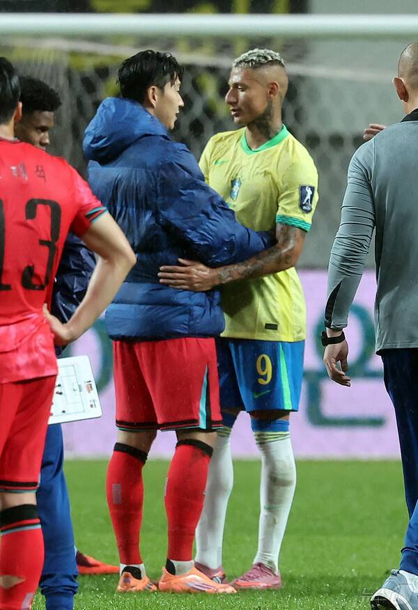 한국전 종료 후 '쏘니와 진한 포옹' 히샬리송 결국 손흥민 따라 미국 향하나?...