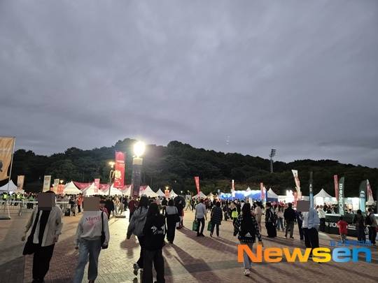 ‘상암 A매치 맞아?’ 파라과이전 흥행 적신호, 절반도 못 채운다?