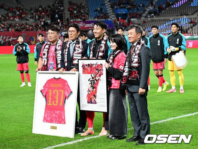 '63000명→23000명' 4만 석 넘게 텅텅...손흥민, '역대급 흥행 실패' 속 A매치 138경기 대기록 축하받았다[오!쎈 서울]