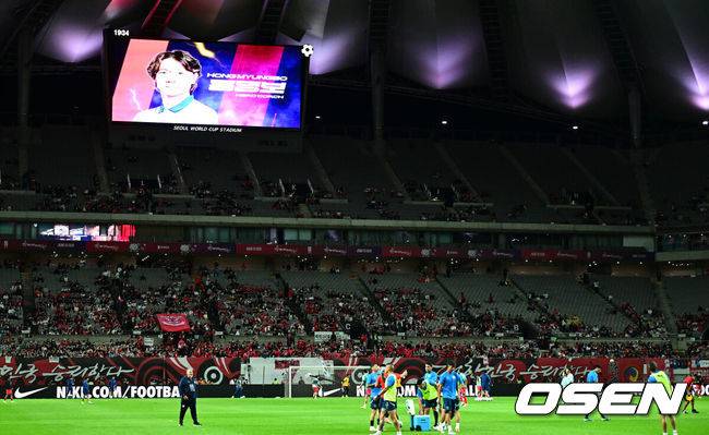 '63000명→23000명' 4만 석 넘게 텅텅...손흥민, '역대급 흥행 실패' 속 A매치 138경기 대기록 축하받았다[오!쎈 서울]