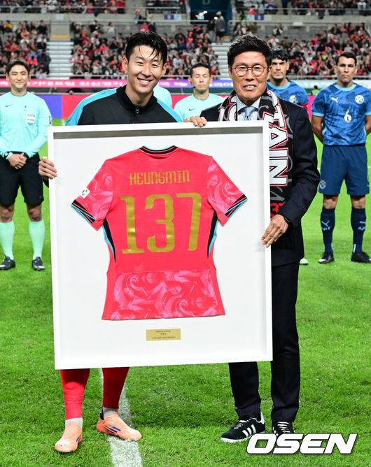 '63000명→23000명' 4만 석 넘게 텅텅...손흥민, '역대급 흥행 실패' 속 A매치 138경기 대기록 축하받았다[오!쎈 서울]