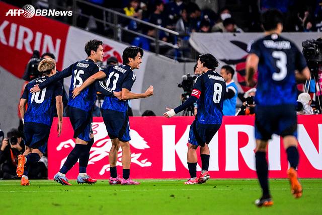 한일 모두 스리백 썼는데→