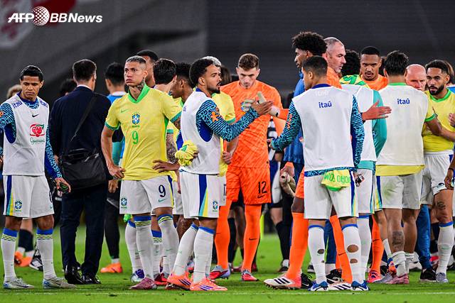 한일 모두 스리백 썼는데→