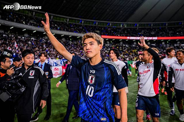 한일 모두 스리백 썼는데→