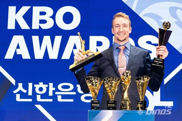 'KBO MVP→욕받이 전락→연이은 방출' 충격 몰락, NC 복귀가 정답일까…'자유의 몸' 앞둔 페디, 한국 다시 찾나