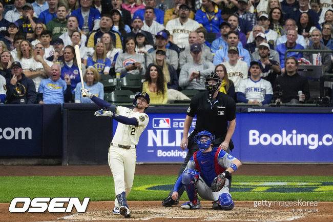 맞았으면 동점인데, 왜 피했나 비난…9회말 2사 만루 밀어내기 사구 피하고, 어이없는 헛스윙 삼진 엔딩