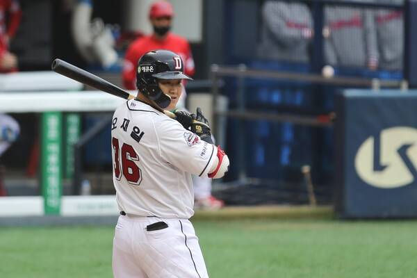 '충격의 2군 0홈런' KT 베테랑 거포, 결국 19년 만에 1군 출장 '0'…작년 FA 포기했는데 올해는 더 힘들다