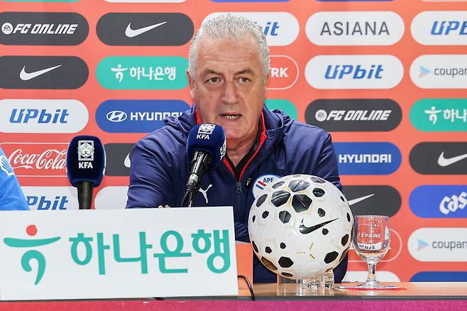 [SPO 현장] 홍명보에게 '따봉' 날리고 극찬까지...홍명보호 인정한 파라과이 알파로 감독