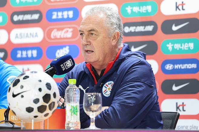 [SPO 현장] 홍명보에게 '따봉' 날리고 극찬까지...홍명보호 인정한 파라과이 알파로 감독