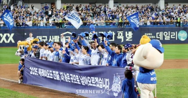 '2연속 PO행' 박진만, 경기 후엔 후배 모드