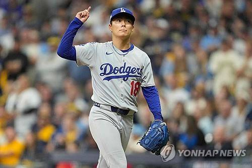 '야마모토 1실점 완투승' LAD, MIL에 5-1 승 '원정 2경기 싹쓸이' [NLCS2]