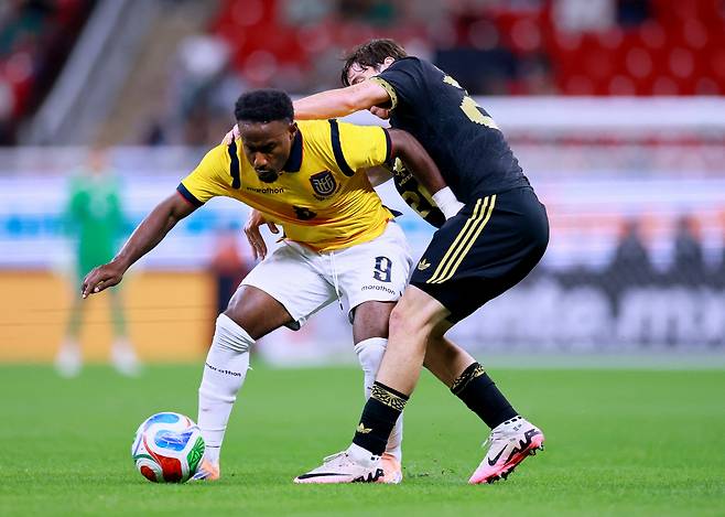 홍명보호 초대박, 브라질 참사→大이변→월드컵 사상 첫 2포트 진짜 코앞 'FIFA 랭킹 22위 등극 유력'...호주 역전패+에콰도르 무승부