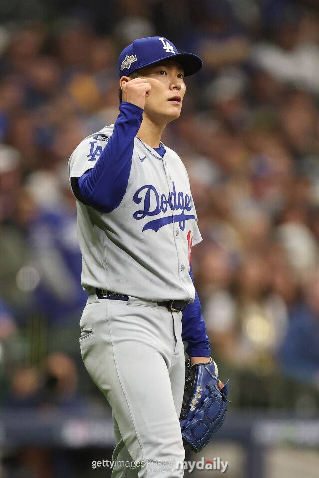 前 KIA 선수 소환한 '3213억' 최고 몸값의 철벽투…'日 선수 최초+21년+37년' 기록 잔치 벌였다