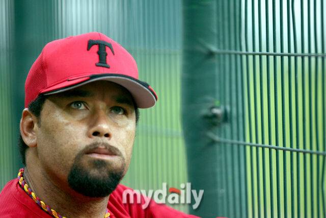 前 KIA 선수 소환한 '3213억' 최고 몸값의 철벽투…'日 선수 최초+21년+37년' 기록 잔치 벌였다