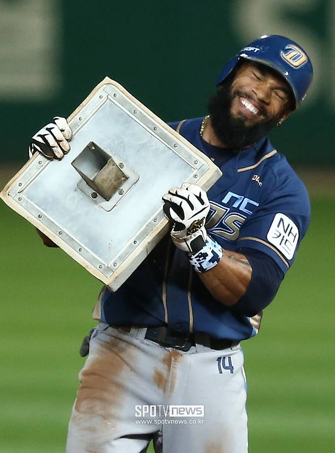 테임즈 이정도면 신들렸다…'꿈 이뤄준' 은인위해 상의까지 벗어던기고 '광란의 응원쇼'