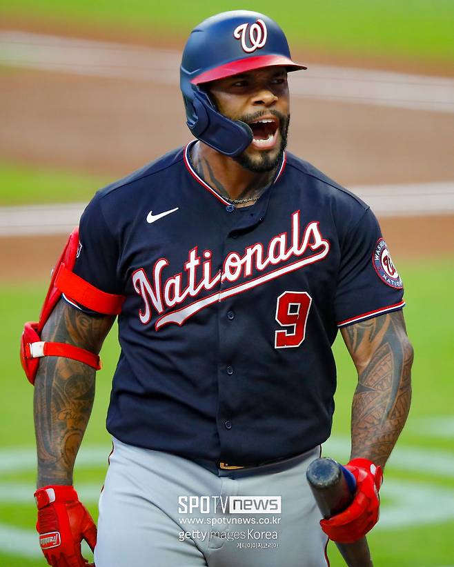 테임즈 이정도면 신들렸다…'꿈 이뤄준' 은인위해 상의까지 벗어던기고 '광란의 응원쇼'