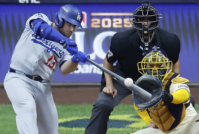 투구수 111개, 최고 157.1㎞···‘9이닝 1실점’ 완투승 야마모토, 다저스 투수로 21년 만에 PS 완투승, 다저스는 NLCS 2연승