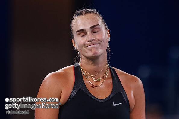 이게 무슨 추태? '세계 1위' 사바렌카, 한국계와 경기 중 라켓 투척…볼보이 맞을 뻔 '아찔'